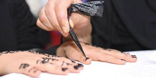 نقش الحناء يزين أيادي صغيرات السن في مهرجان الخزامى 