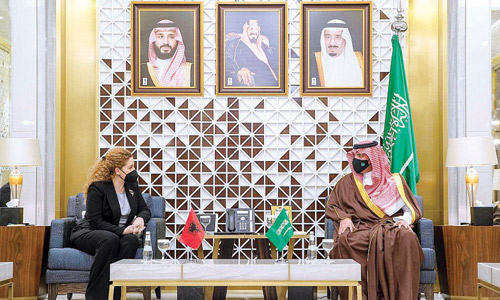  الأمير عبدالعزيز بن سعود مستقبلاً وزيرة الخارجية الألبانية