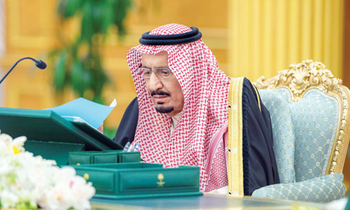 خادم الحرمين خلال رئاسته جلسة مجلس الوزراء