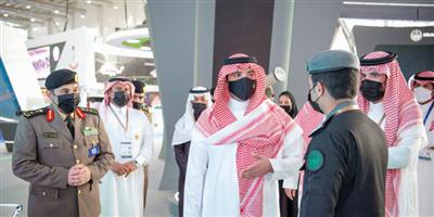 الأمير عبدالعزيز بن سعود يقف على جناح الداخلية في معرض الدفاع العالمي 