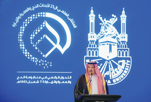  الأمير فيصل بن سلمان خلال افتتاحه فعاليات الملتقى أمس