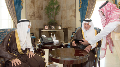 الفيصل أثناء تدشين العيادات الطبية المتنقلة بالتجمع الصحي بمكة