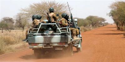 مقتل 13 عنصرًا أمنيًّا في هجوم مسلح شمالي بوركينا فاسو 