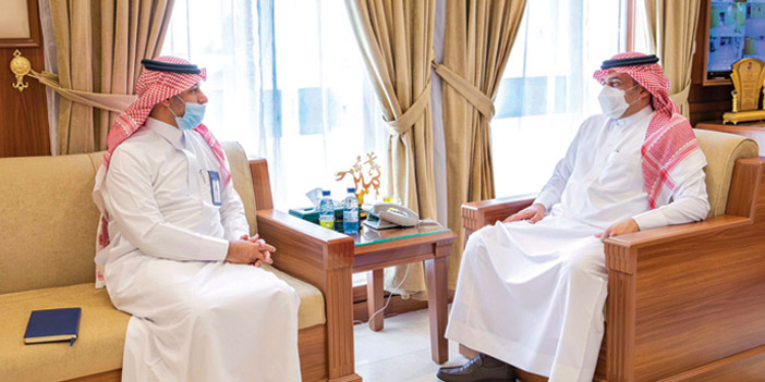 جانب من لقاء وكيل الإمارة آل الشيخ مع مدير فرع هيئة الاتصالات وتقنية المعلومات الزيادي