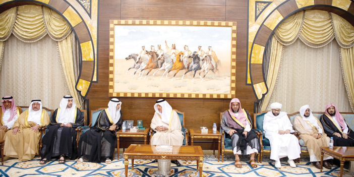  الأمير خالد الفيصل خلال استقباله المعزين في وفاة الأميرة نورة الفيصل