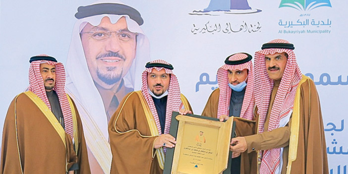  محافظ البكيرية ورئيس لجنة الأهالي خلال تكريمهما لسموه