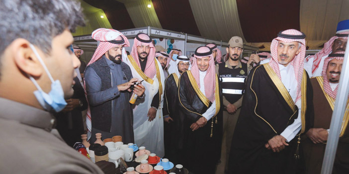  محافظ الخرج مساعد الماضي أثناء تفقده المهرجان