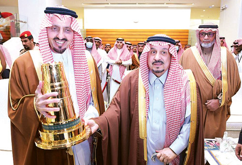  أمير منطقة الرياض يسلم كأس المؤسس للأمير فيصل بن خالد