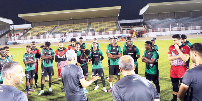  المدرب بن رمضان مجتمعا باللاعبين