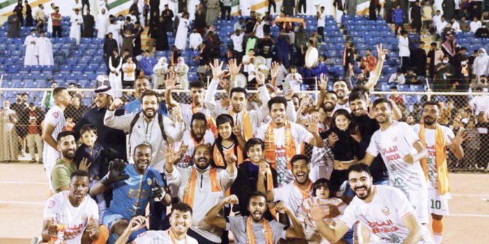  صورة جماعية مع الجماهير الحاضرة