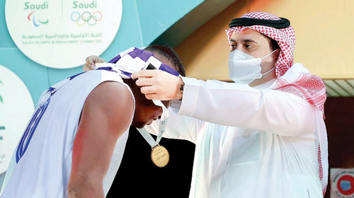 نائب رئيس اللجنة الأولمبية السعودية يتوج أبطال الدوري والنجوم الأبرز 