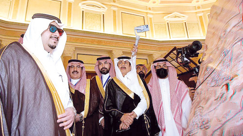  نائب أمير منطقة الرياض متجولاً في معرض مؤتمر منظمة المدن العربية