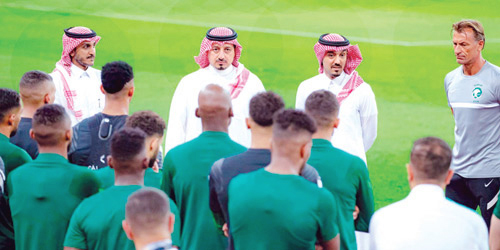  الفيصل يتحدث للاعبين بحضور رئيس اتحاد الكرة والأمين العام