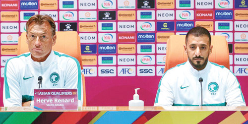  رينارد في المؤتمر الصحفي وبجانبه محمد أمين