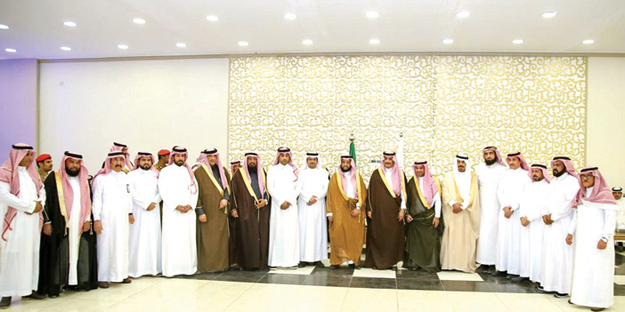  صورة جماعية تجمع أعضاء المجلس الحالي والسابق مع سمو المحافظ