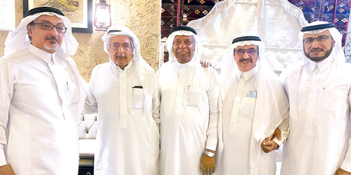 من اليمين: د.ظافر العمري - د.عبدالرحمن السماعيل - أ.حسين علي حسين - أ.محمد علوان - د.صالح زياد