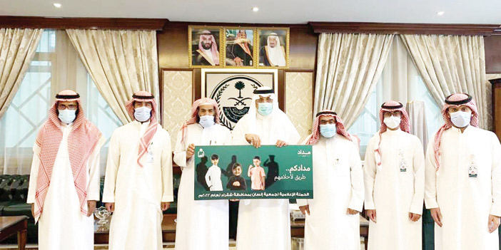  محافظ شقراء مع أعضاء جمعية إنسان