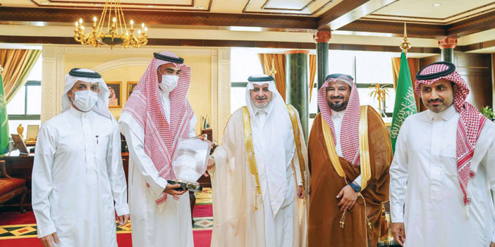  الأمير فهد بن سلطان يتسلم شهادة الآيزو