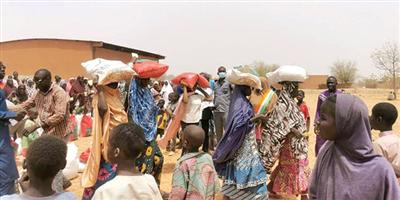 مركز الملك سلمان للإغاثة يوزع (487) سلة غذائية رمضانية في جمهورية النيجر 