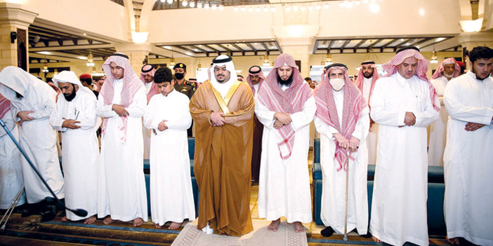 نائب أمير منطقة الرياض يؤدي الصلاة على زياد القبلان 