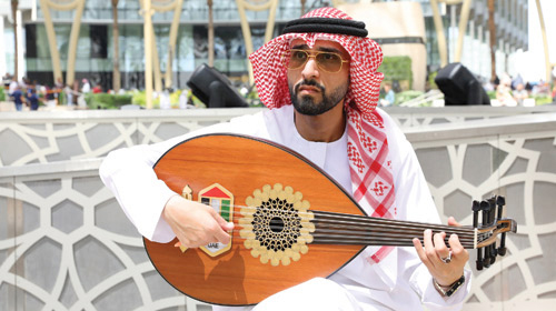 الفنان طارق المنهالي يعزف ويغني النشيد الوطني الإماراتي بعود (إكسبو 2020) 