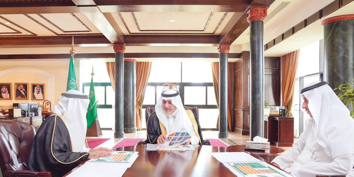 الأمير فهد بن سلطان يطلع على نسب الإنجاز في مشروعات أمانة منطقة تبوك 