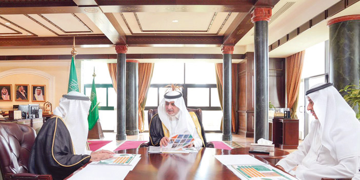 الأمير فهد بن سلطان يطلع على نسب الإنجاز في مشروعات أمانة منطقة تبوك 