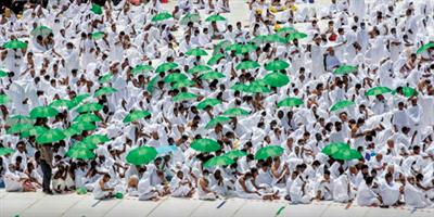 رئاسة الحرمين توزع قرابة (5000) مظلة لقاصدي بيت الله الحرام 