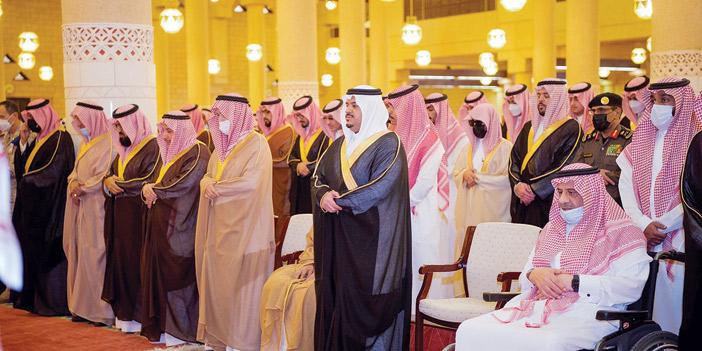  نائب أمير منطقة الرياض مؤديا الصلاة على الأميرة لولوة بنت فهد