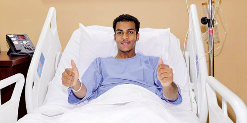 مدافع النصر هزازي يجري جراحة ناجحة في مستشفى الحبيب 