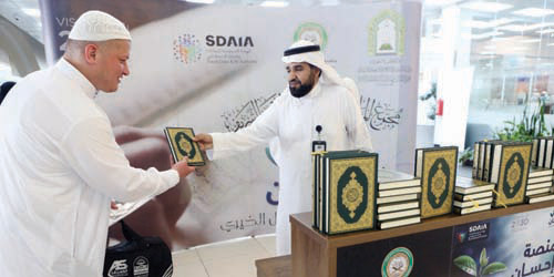  توزيع المصاحف على المعتمرين