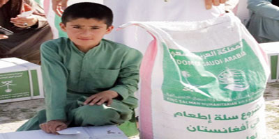 مركز الملك سلمان للإغاثة يوزّع 700 سلة غذائية رمضانية في مديرية بجرامي بمحافظة كابل في افغانستان 