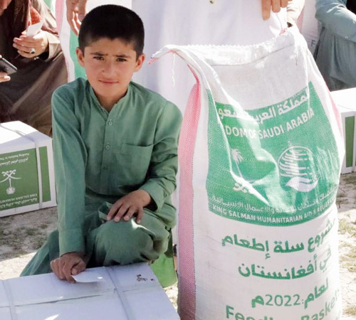 مركز الملك سلمان للإغاثة يوزّع 700 سلة غذائية رمضانية في مديرية بجرامي بمحافظة كابل في افغانستان 