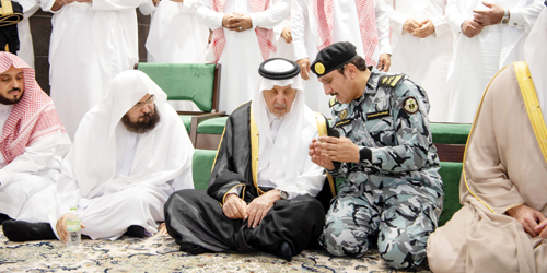  الأمير خالد الفيصل يشارك رجال الأمن طعام الافطار