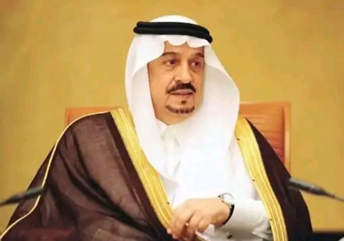 أمير الرياض يؤدي صلاة العيد ويستقبل المهنئين 