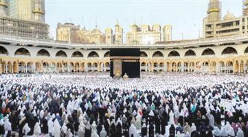 أداء صلاة عيد الفطر في مكة المكرمة والمدينة المنورة 