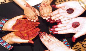 الحناء يتصدر زينة سيدات وفتيات الطائف 