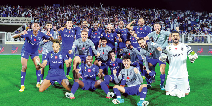  لاعبو الهلال يشاركون الجماهير فرحة الفوز