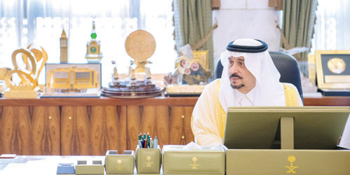  الأمير فيصل بن بندر يستقبل منسوبي الإمارة