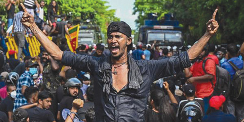 حظر تجول في عاصمة سريلانكا بعد صدامات خلفت 20 جريحاً 