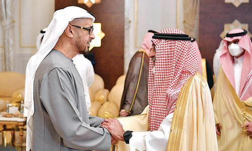 رئيس الإمارات يستقبل عدداً من الأمراء المعزين في وفاة الشيخ خليفة بن زايد 