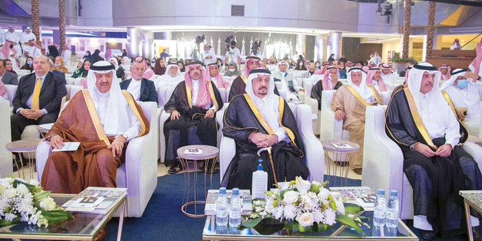  الأمير فيصل بن بندر خلال رعايته أمس حفل توزيع الجائزة
