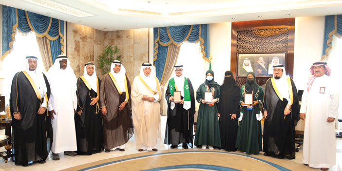 الأمير خالد الفيصل خلال تكريمه الفائزين بجوائز معرض ريجينيرون الدولي للعلوم والهندسة