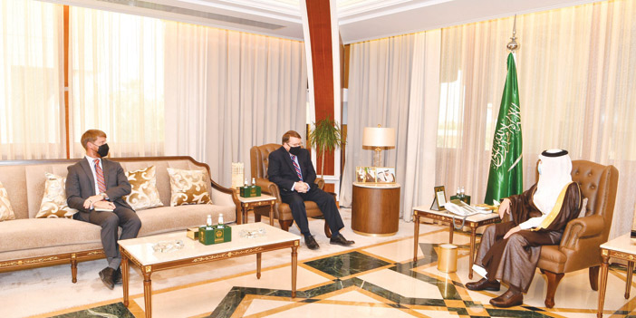  أمير المنطقة الشرقية خلال استقباله ديفيد ادجينتون