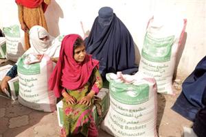 مركز الملك سلمان للإغاثة يوزع 350 سلة غذائية للأيتام في أفغانستان 