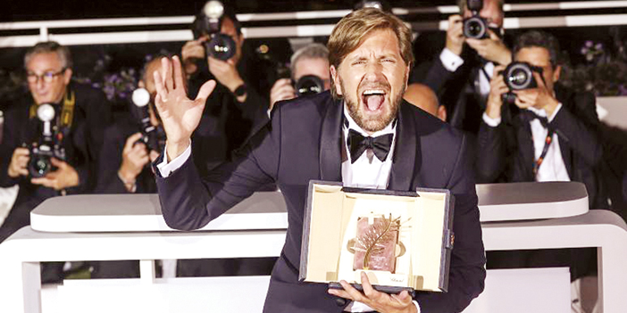  روبن أوستلوند حاملاً السعفة الذهبية عن فيلمه «triangle of sadness»