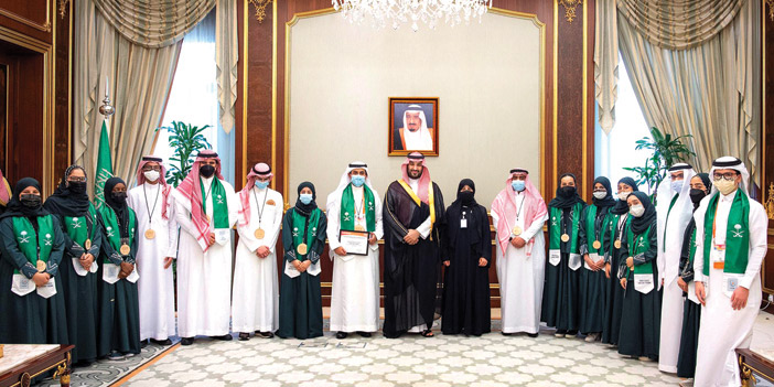  ولي العهد خلال استقباله طلاب موهبة في وقت سابق