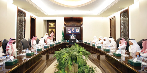  الأمير خالد الفيصل خلال ترؤسه الاجتماع
