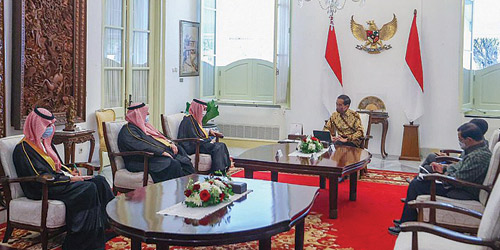  الرئيس الإندونيسي خلال استقباله وزير الخارجية