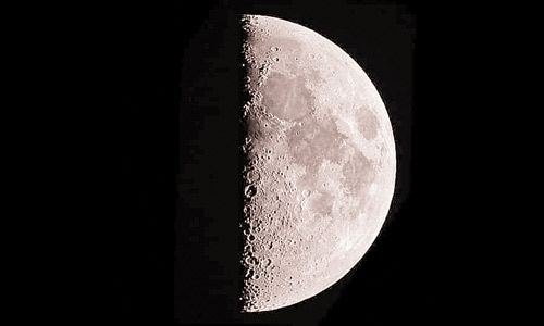  القمر لحظة التربيع